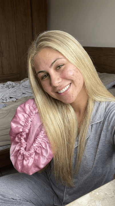 Isabelle mostrando o cabelo alinhado e sem frizz logo após acordar